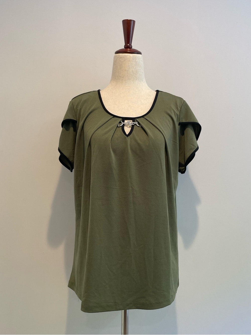 Adrienne Vittadini Olive Green Top with Black Trim EUC - size medium
